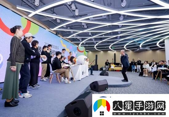 女流獻(xiàn)唱主題曲