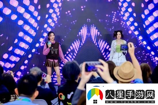 女流獻(xiàn)唱主題曲