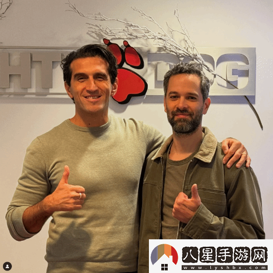 尼爾曬頑皮狗新作演員相擁合影