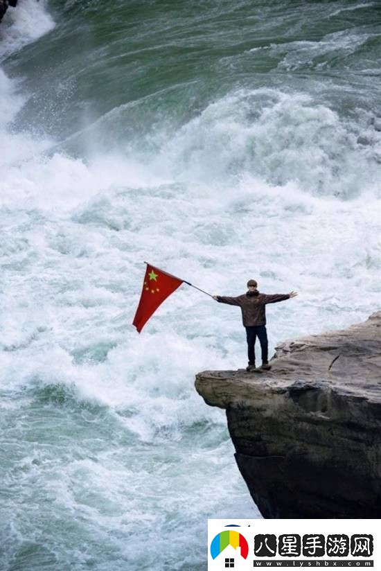 景區(qū)回應(yīng)李現(xiàn)在虎跳峽舉國(guó)旗