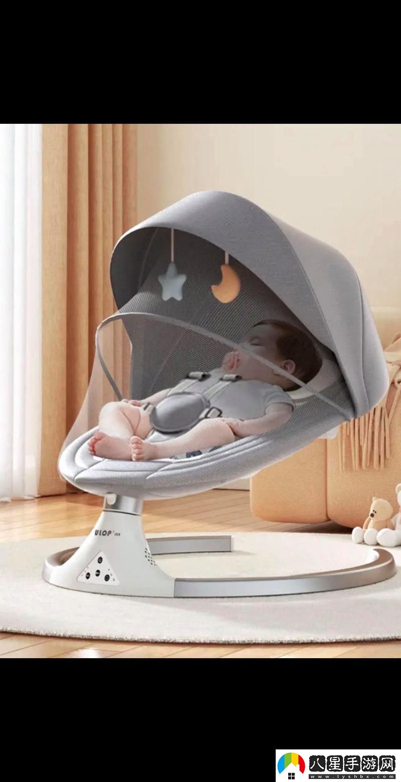 寶寶坐上搖椅自己搖晃