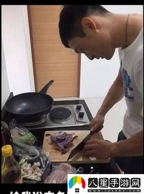 我被9個建筑工人抬到茶幾上