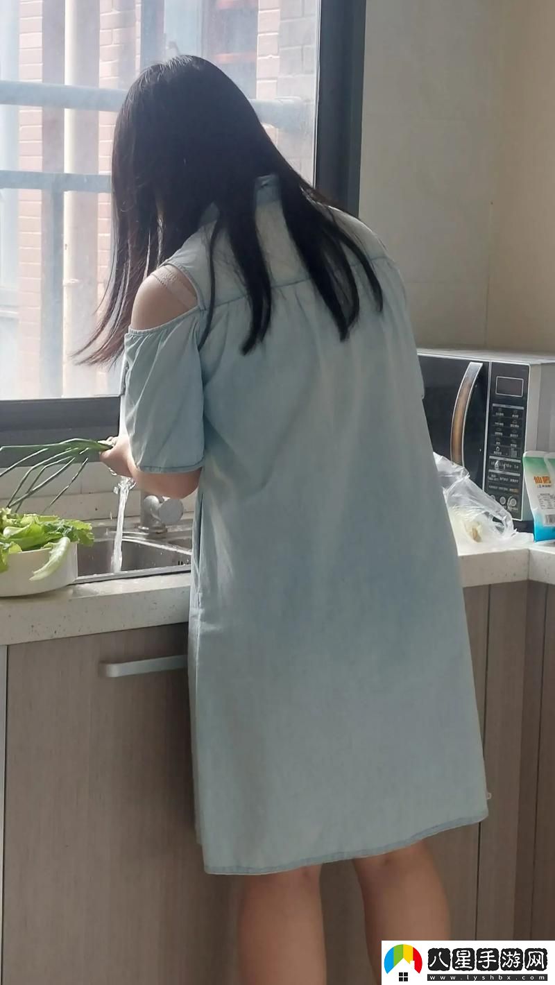 中午媽媽在廚房做飯免費(fèi)不花錢