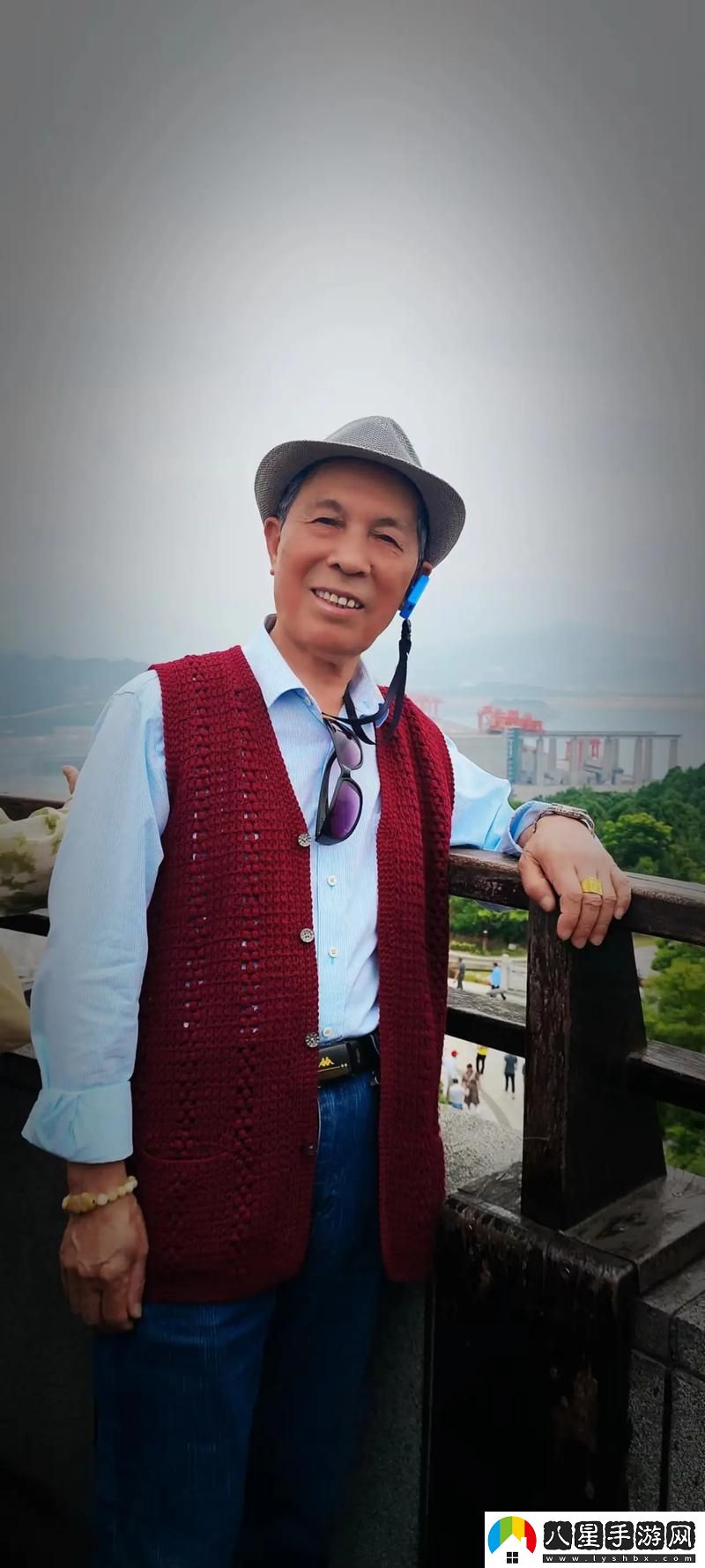 82歲老人找20多歲小伙子上線