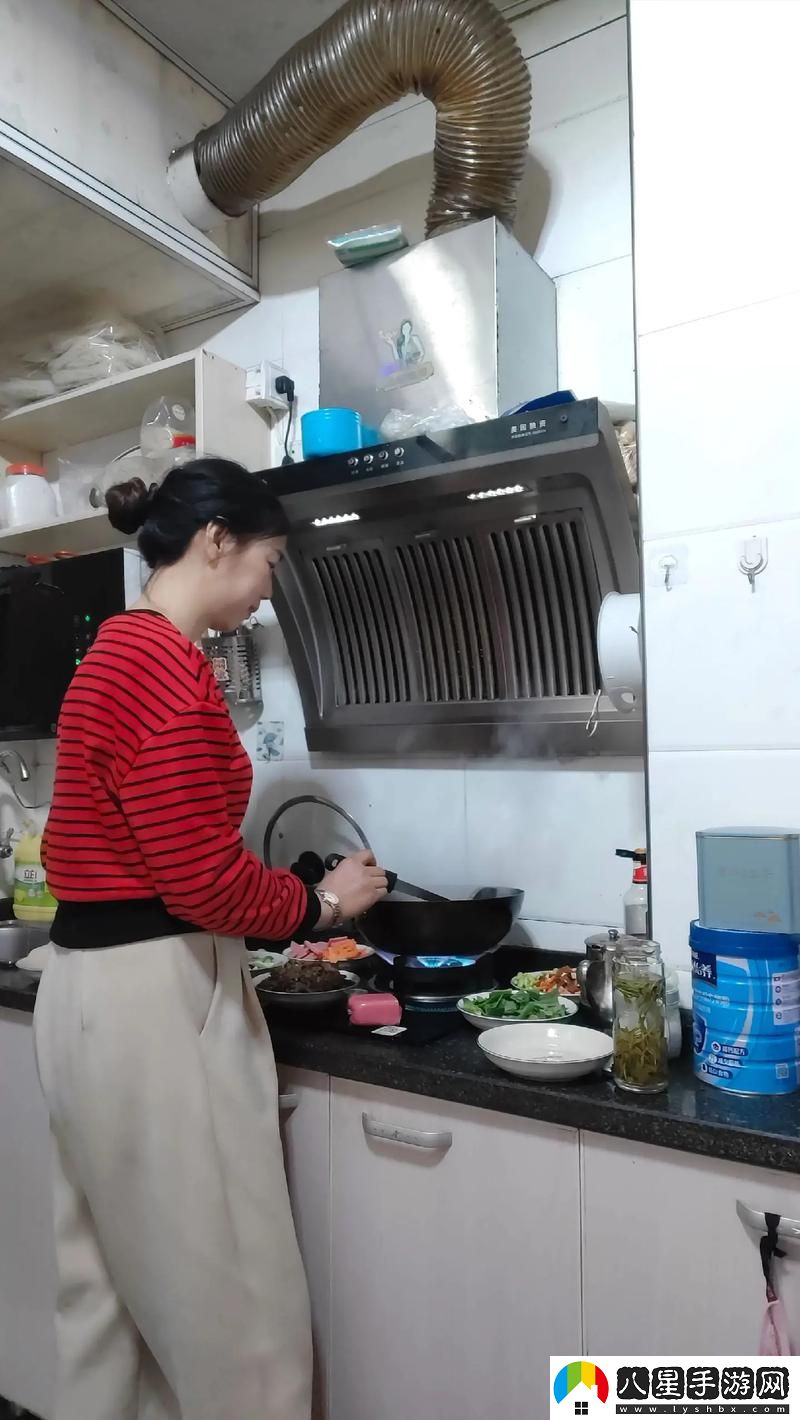 在廚房一邊做飯一邊挨c