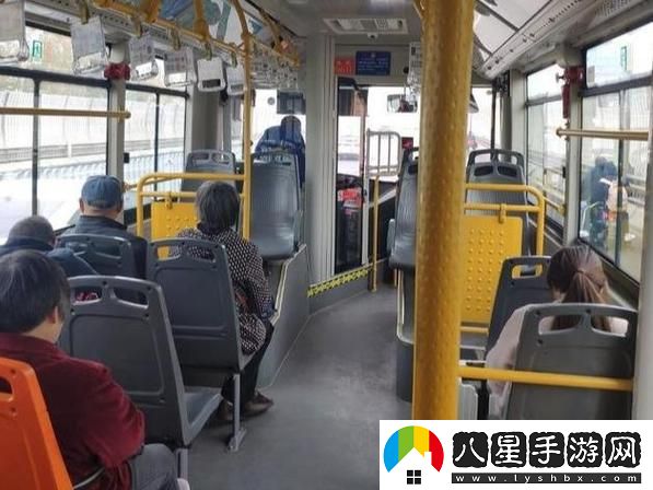 公交車一晃一晃就進去了火爆上線
